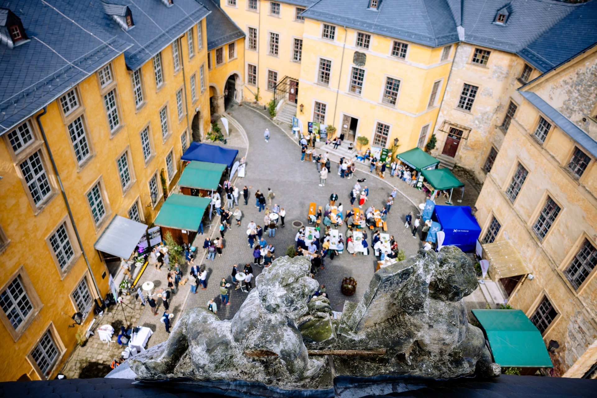 Blick von oben in den Innenhof von Schloss Blankenburg während des Events