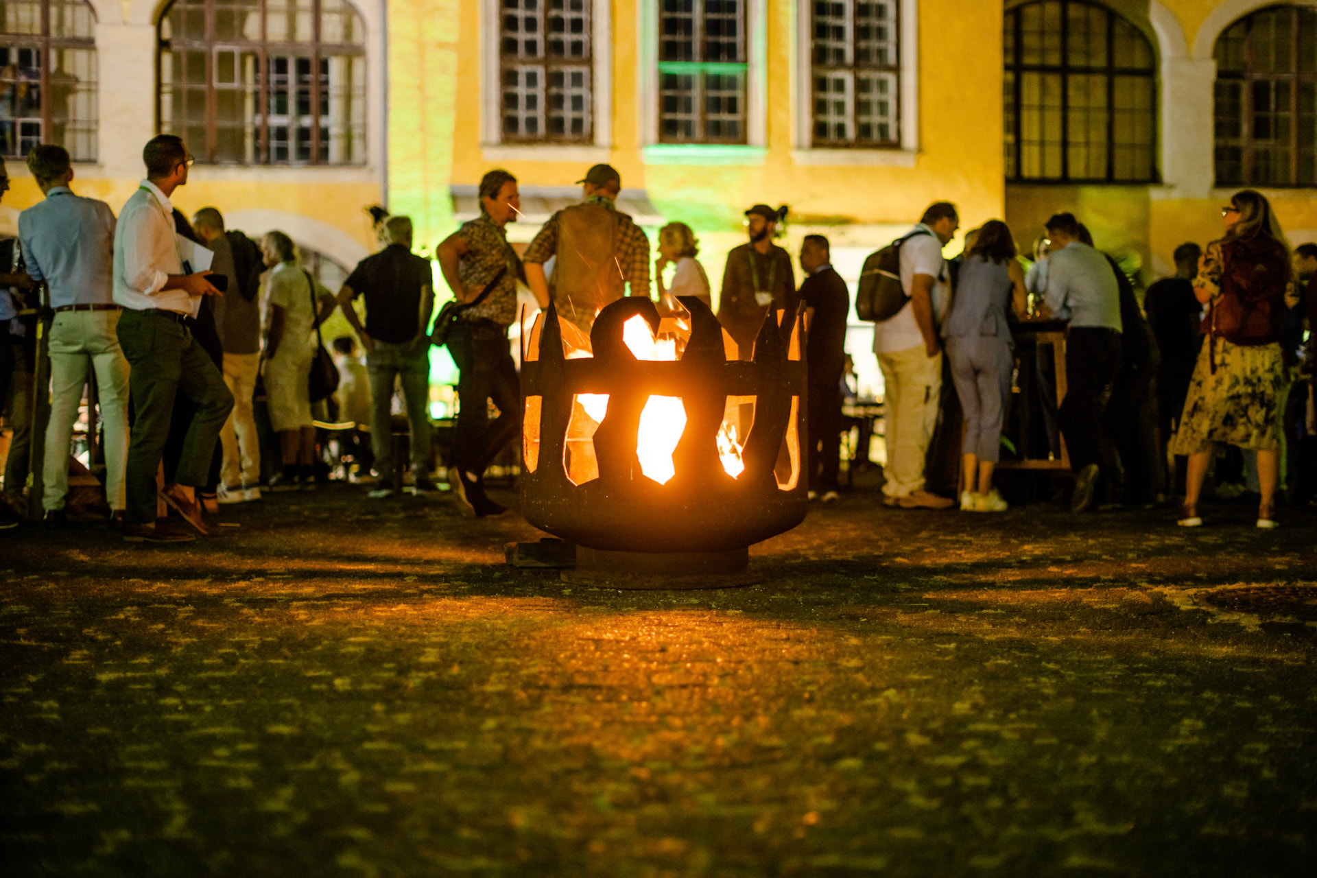 Feuerschale am Abend im Schlosshof, Gäste im Gespräch