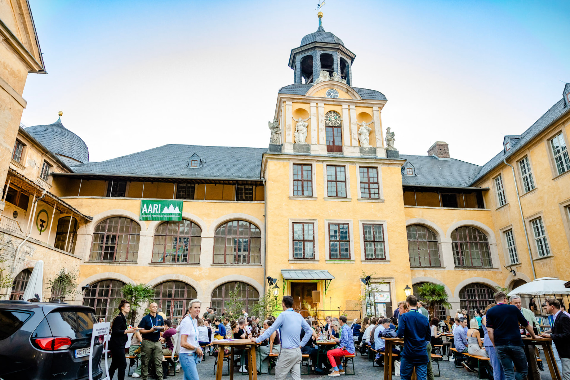 Gäste im Schlosshof von Schloss Blankenburg